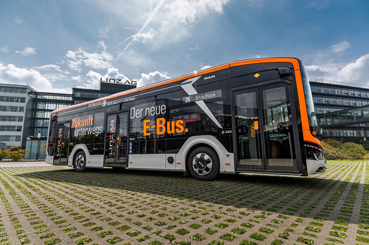 neuer_e-bus_seitenansicht-vorne