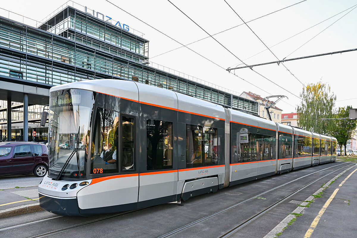 Linzer Straßenbahn 078 vor dem LINZ AG Gebäude am Hauptplatz in Linz