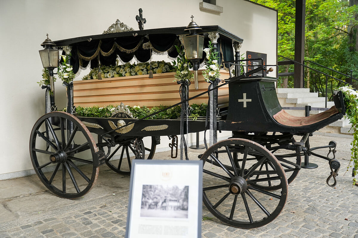 Festlich geschmückte Bestattungskutsche anl 100 Jahre Urnenhain Urfahr 