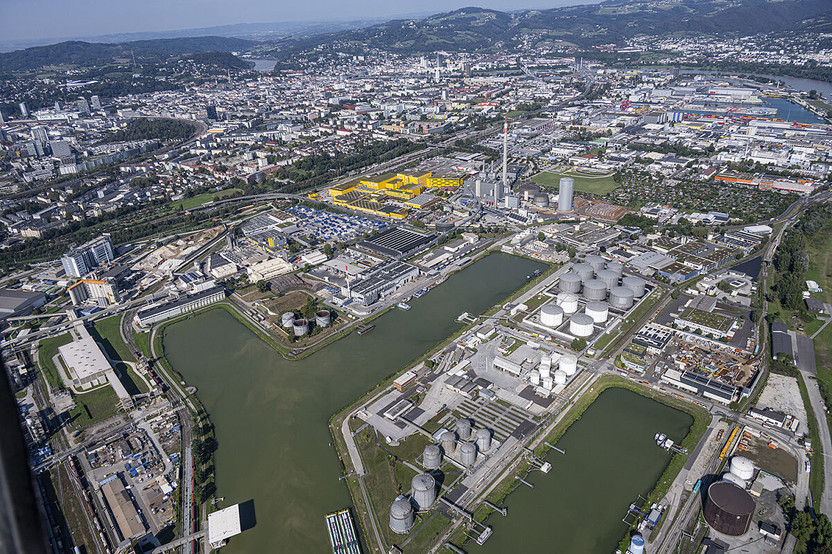 Ballungsraum Linz mit Blick auf den LINZ AG Hafen und Energiepark Linz-Mitte