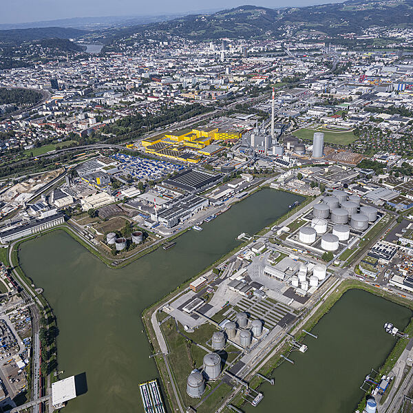Ballungsraum Linz mit Blick auf den LINZ AG Hafen und Energiepark Linz-Mitte