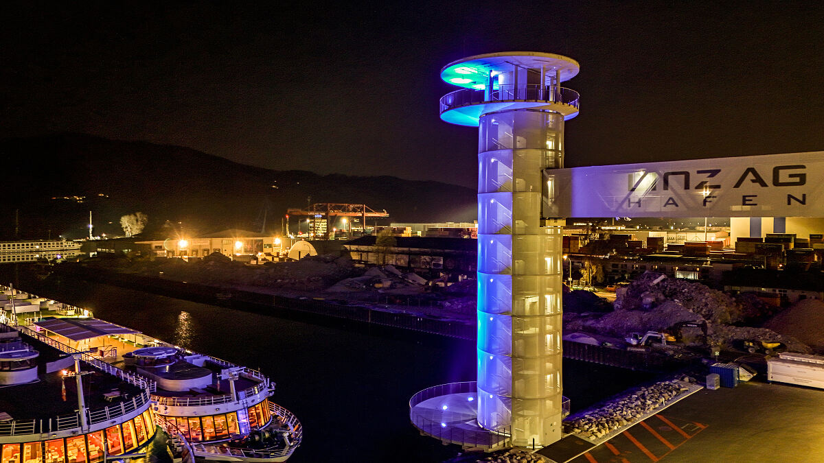 Aussichtsturm im Hafen bei Nacht