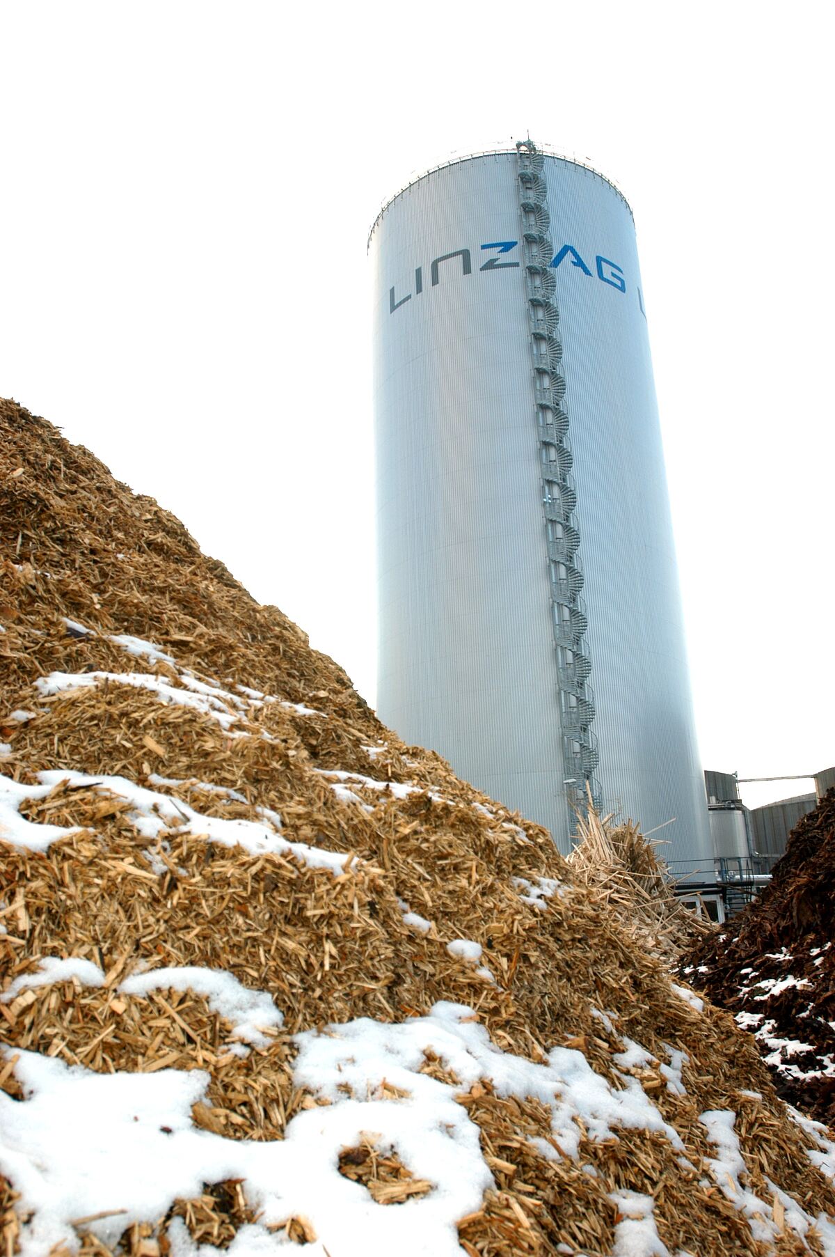 Biomasse und Fernwärmespeicher (Foto: LINZ AG)