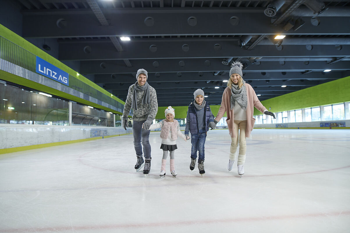 Familie in der Parkbad Eishalle