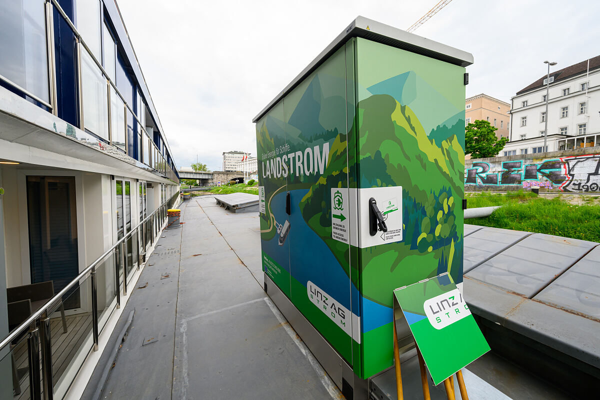 Landstrom-Anlage