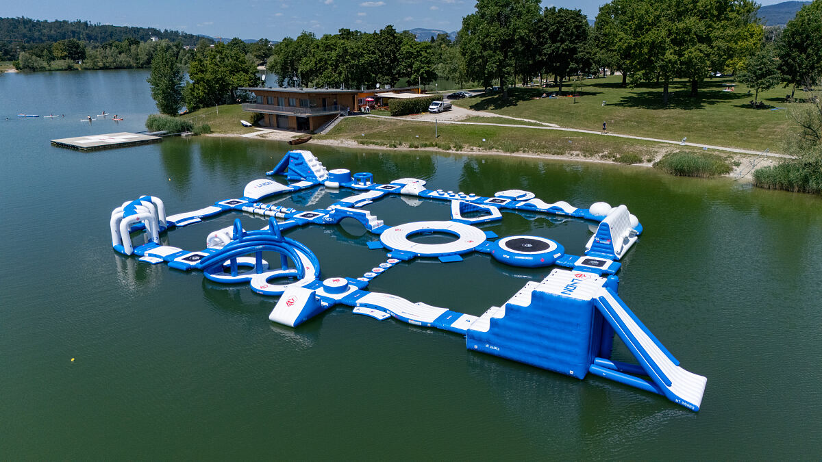 Aquapark Pichlinger See mit LINZ AG Betriebsgebäude (Ansicht von vorne)