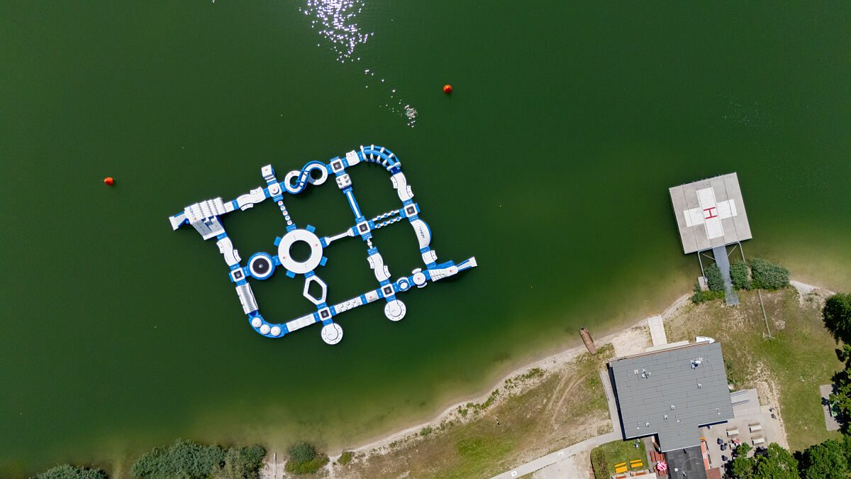 Aquapark Pichlinger See mit LINZ AG Betriebsgebäude (Ansicht von oben)