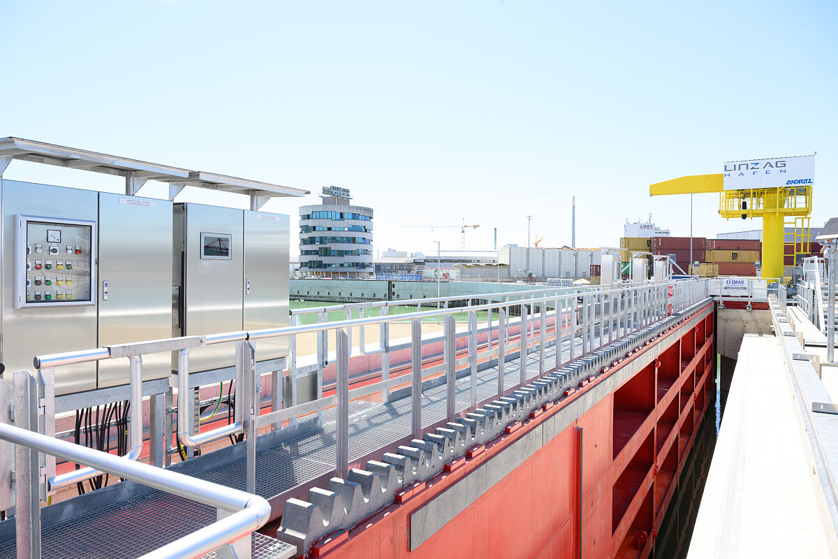 Hafentoranlage mit Containerterminal im Hintergrund